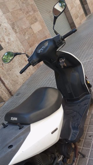 Moto Scooter SYM Blanca