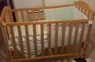 Cuna de bebé de madera