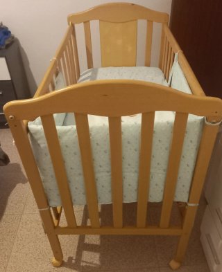 Cuna de bebé de madera