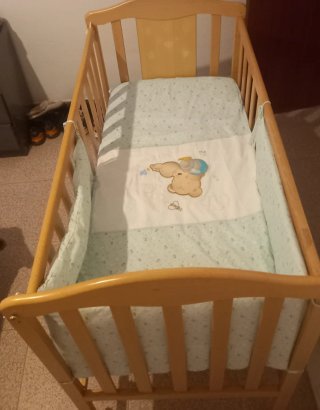 Cuna de bebé de madera