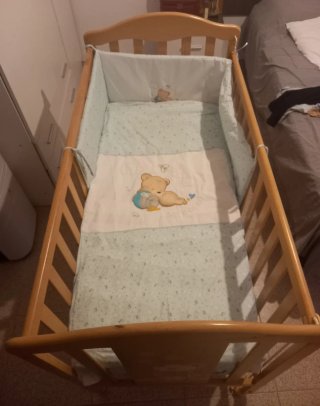 Cuna de bebé de madera