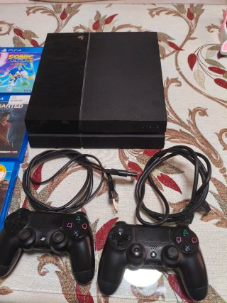 PS4 Nera con 2 controller e 9 giochi