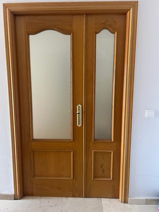 Puerta doble de madera con cristal
