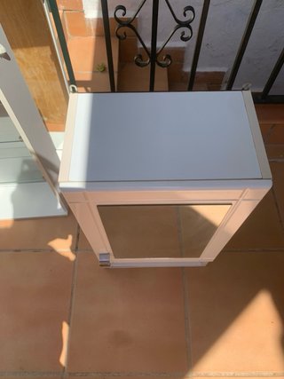 Mueble baño colgante con puerta y estantes