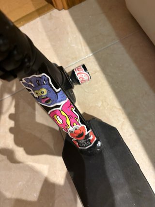 Patinete Oxelo con pegatinas