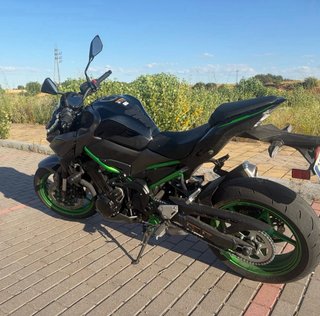 Kawasaki Z900 A2 2025 - 3.900 km -Garantía oficial