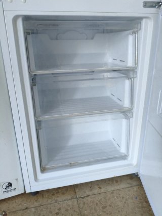 Nevera No frost blanca.