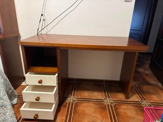 Escritorio y biblioteca de madera