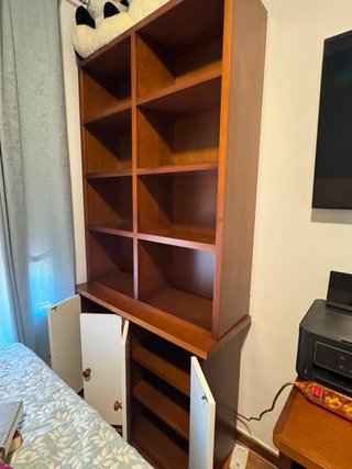 Escritorio y biblioteca de madera