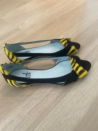 Sandalias negras y amarillas con estampado