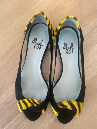 Sandalias negras y amarillas con estampado