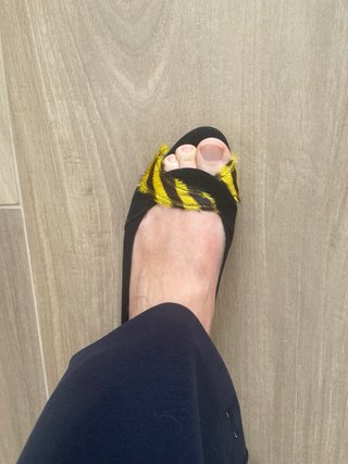 Sandalias negras y amarillas con estampado
