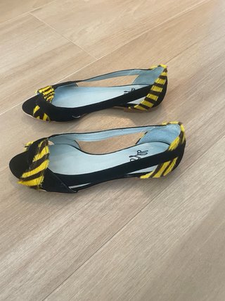 Sandalias negras y amarillas con estampado