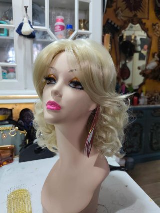 Peluca rubia sintética