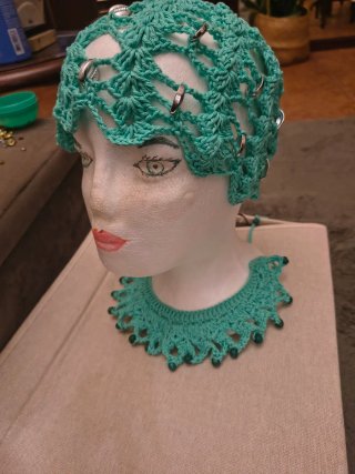 Touca e colar de crochê verde com prata