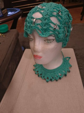 Touca e colar de crochê verde com prata
