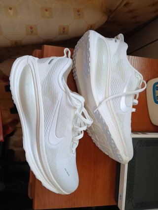 Nike Vomero 18  Talla 42.5
