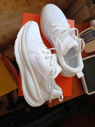 Nike Vomero 18  Talla 42.5