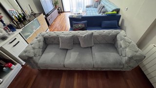 Divano Chesterfield in velluto grigio per 3 persone