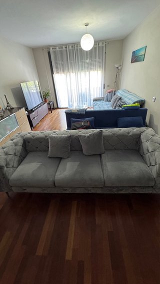 Divano Chesterfield in velluto grigio per 3 persone
