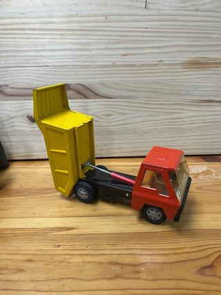 Camión volquete Gozan amarillo y rojo