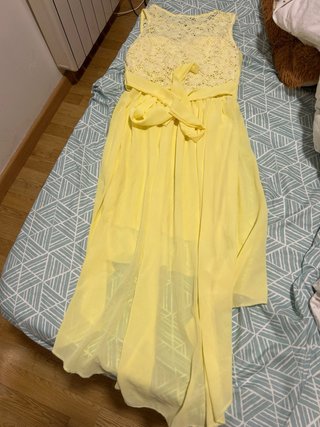 Vestido largo amarillo con encaje