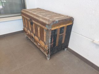 Arcón antiguo de madera y metal
