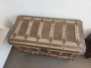 Arcón antiguo de madera y metal