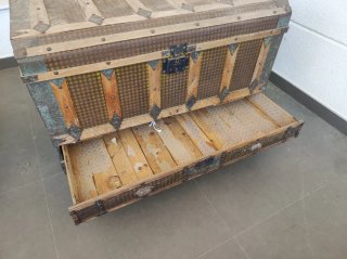 Arcón antiguo de madera y metal