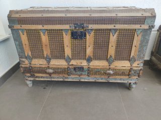 Arcón antiguo de madera y metal