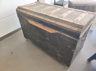 Arcón antiguo de madera y metal