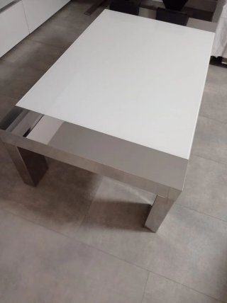Mesa de comedor moderna blanca y cromo con sillas