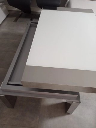 Mesa de comedor moderna blanca y cromo con sillas