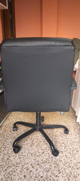 Silla giratoria de oficina negra
