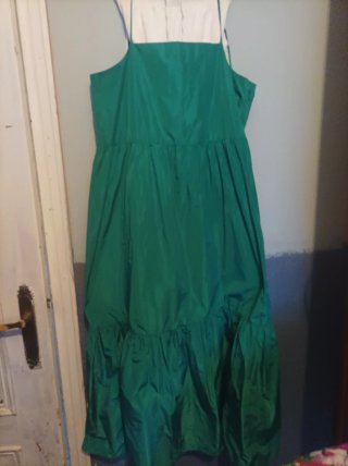 Vestido verde largo con volantes