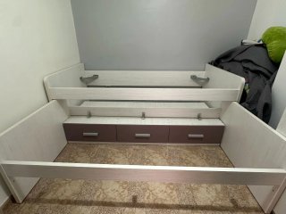 Cama nido blanca y morada