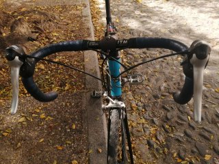 Bicicleta de carretera BH azul
