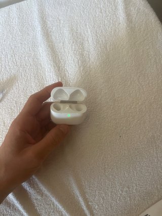 AirPods 4 - Estuche de carga blanco
