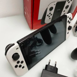 Nintendo Switch OLED Blanca y Negra