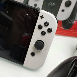 Nintendo Switch OLED Blanca y Negra