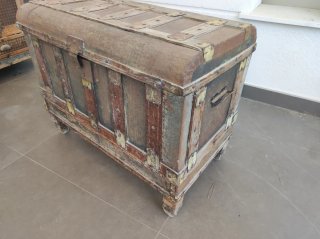 Arcón antiguo de madera y metal
