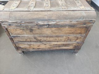 Arcón antiguo de madera y metal