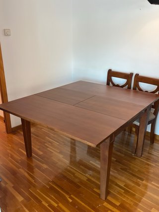 Mesa extensible de madera + 4 siilas