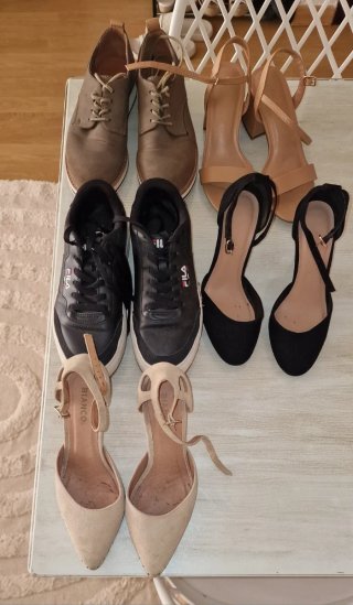 Zapatos de tacón y zapatillas