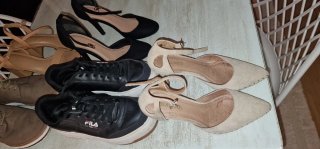 Zapatos de tacón y zapatillas