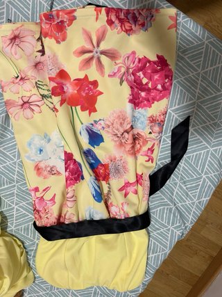 Vestido de flores amarillo y multicolor