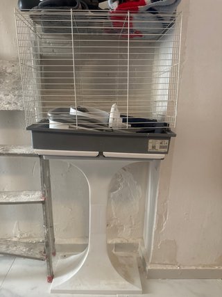 Jaula loro con pie moderna blanca