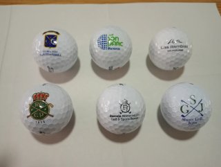 13 bolas de golf de varios campos