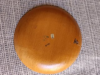 Antiguo plato de madera decorativo de Albania