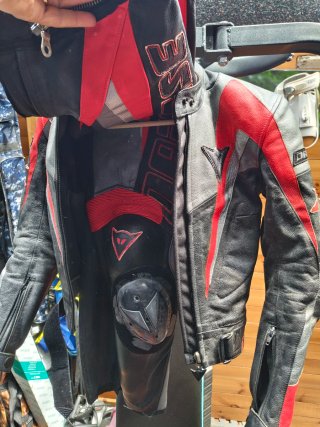 Traje Dainese Cuero Negra/Roja Talla 40